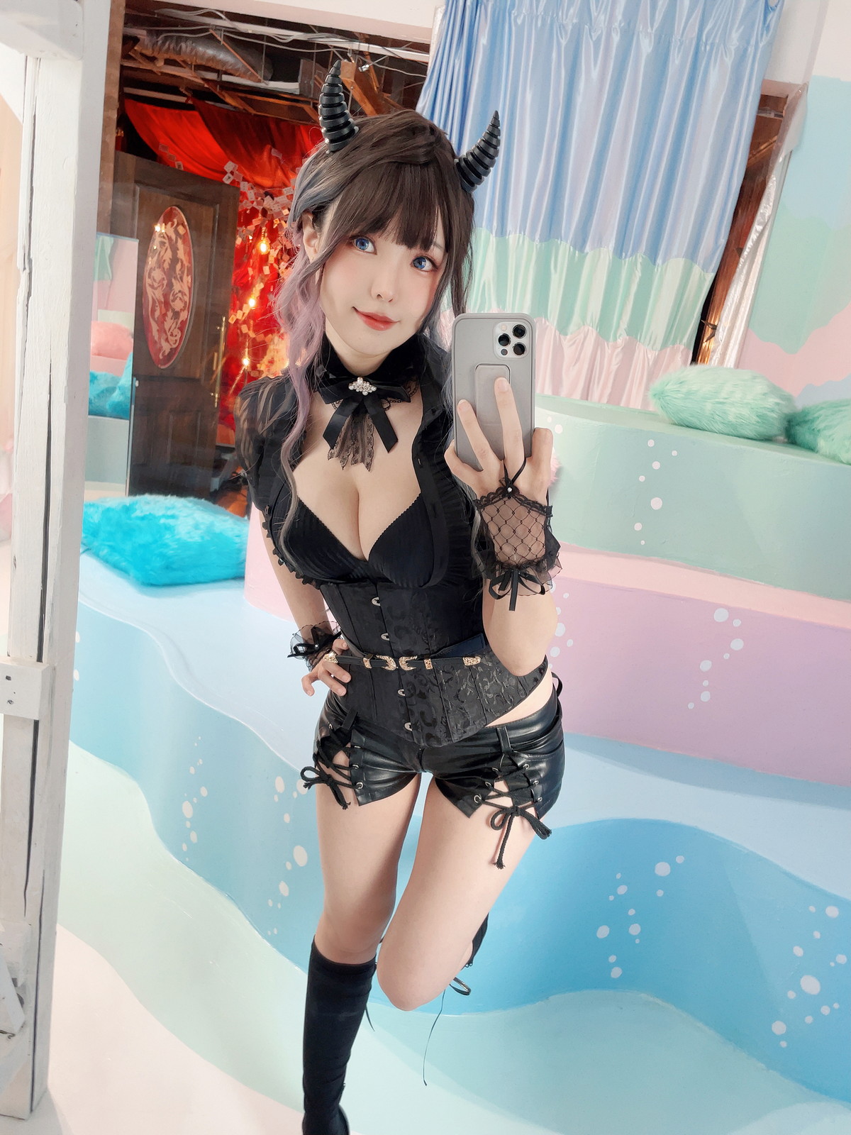 Xgyw.Net_Coser妹子Ely_eee-Devil Croupier主题性感黑色低胸服饰配黑皮短裙完美诱惑写真31P
