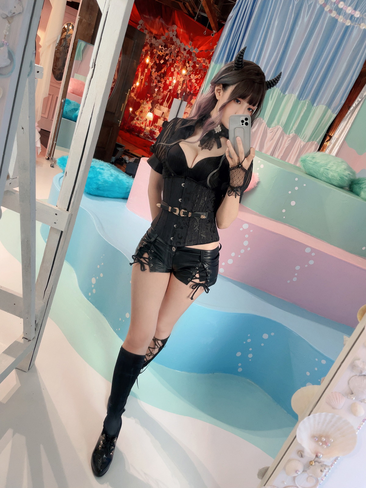 Xgyw.Net_Coser妹子Ely_eee-Devil Croupier主题性感黑色低胸服饰配黑皮短裙完美诱惑写真31P
