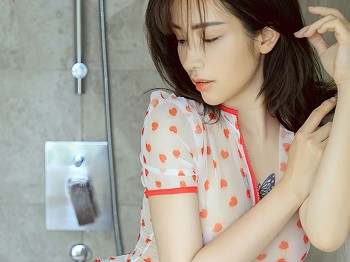 [Ugirls爱极品]No.2517_车模川上富江私人性感薄透草莓贴身衣秀魔鬼身材骚扰写真35P