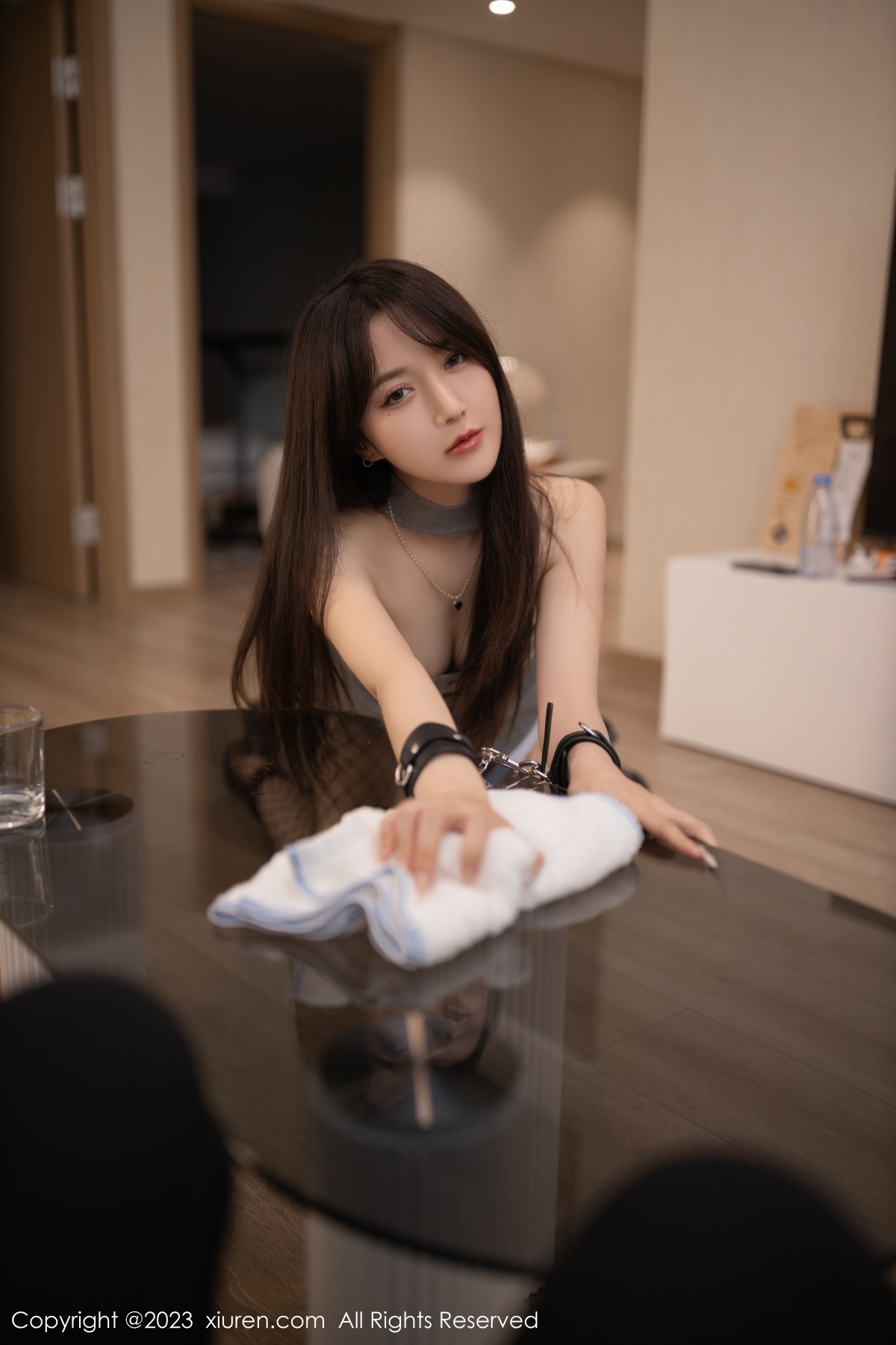 Xgyw.Net_XiuRen第6252期_模特鱼子酱Fish珠三角旅拍灰色服饰配短裙露黑丝网袜诱惑写真81P