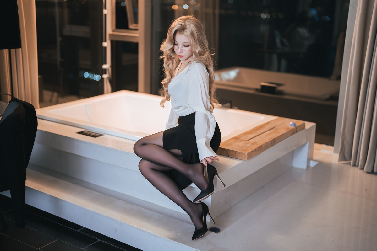 Xgyw.Net_网络美女rioko凉凉子&面饼仙儿女总裁主题性感黑色内衣配黑丝袜迷人诱惑写真80P