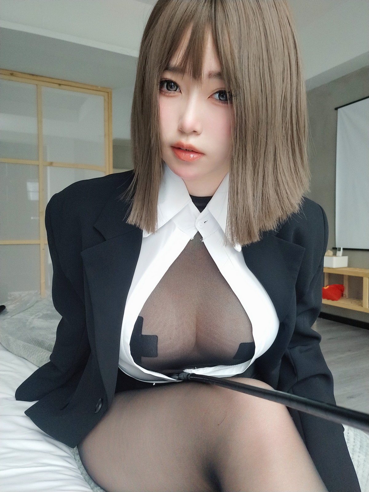 Xgyw.Net_Coser妹子女主K大胆的秘书主题脱OL制服露薄透内衣秀豪乳遮点极致诱惑写真107P