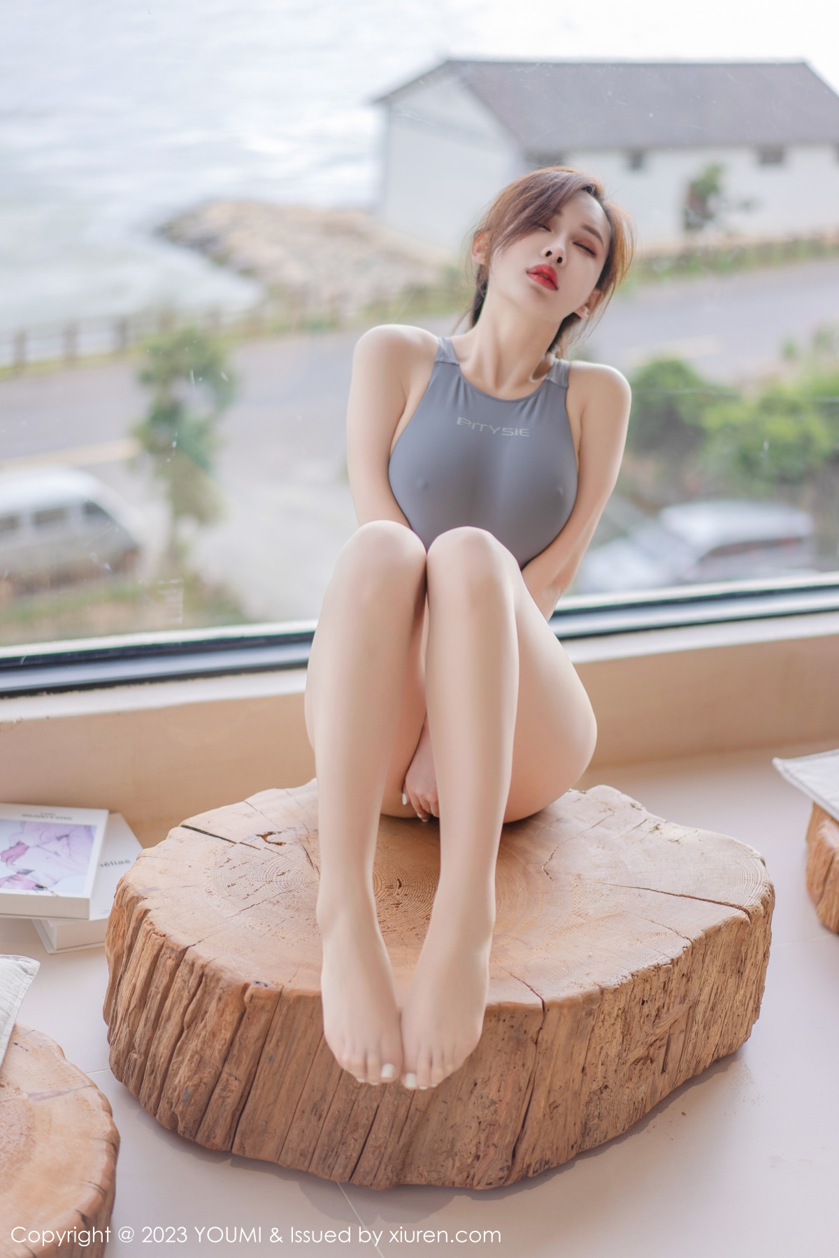 Xgyw.Net_[YouMi尤蜜荟]Vol.900_女神Carol周妍希大理旅拍性感蓝灰泳装秀丰满身材迷人诱惑写真89P