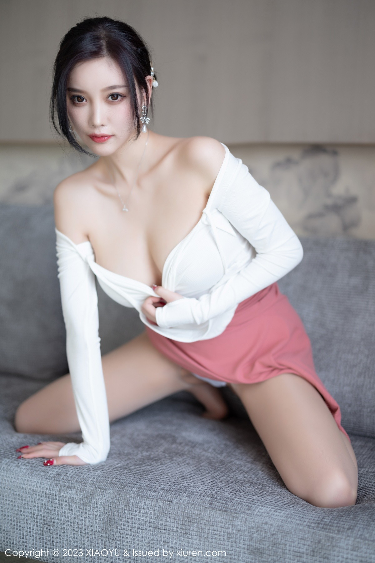 Xgyw.Net_[XiaoYu画语界]Vol.965_女神杨晨晨Yome白色上衣配淡红长裙露吊坠内衣完美诱惑写真91P