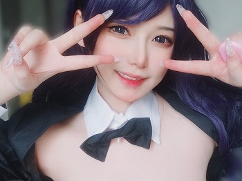 Coser小小妹妹女主K海梦兔女郎主题性感黑色低胸内衣配黑色丝袜网袜秀豪乳蜜桃臀骚扰写真52P