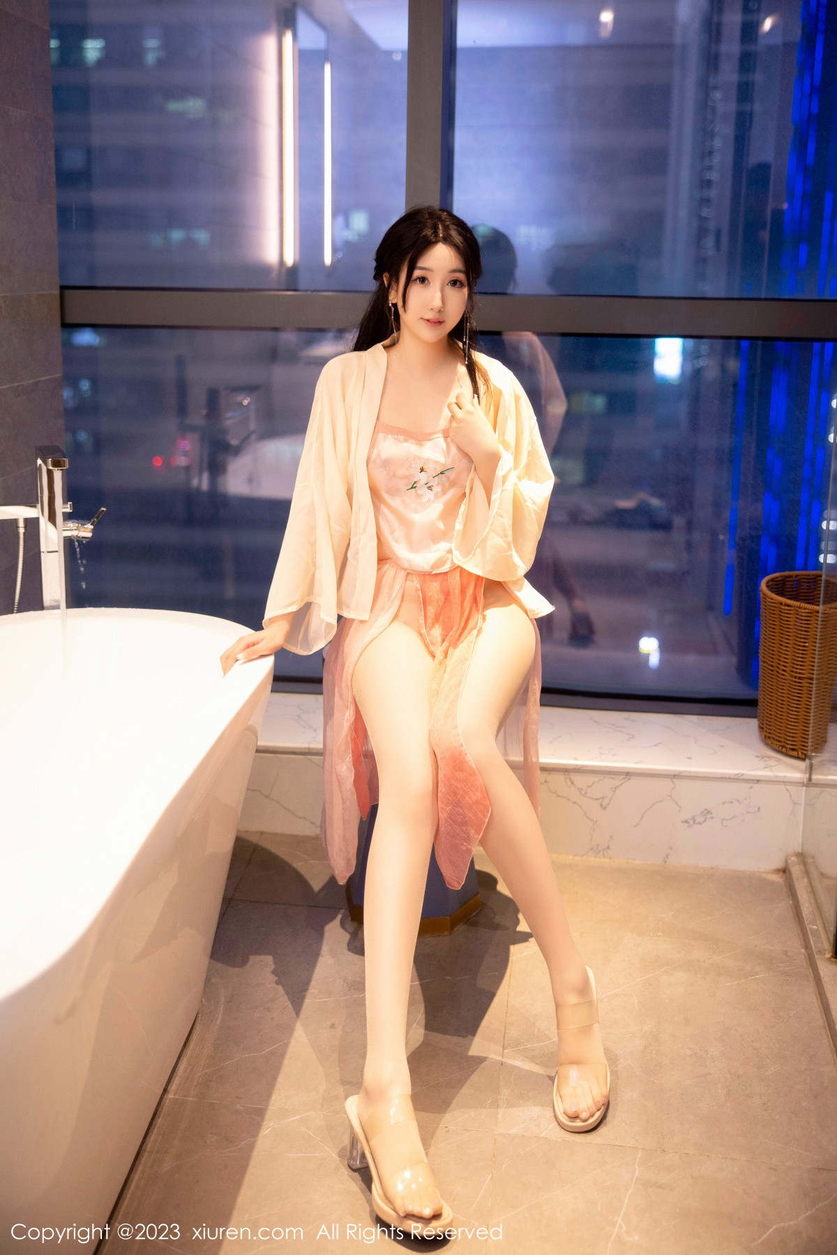 Xgyw.Net_XiuRen第6262期_模特江真真浴室场景橙色古装服饰秀圆润丰腴身材惹火诱惑写真70P