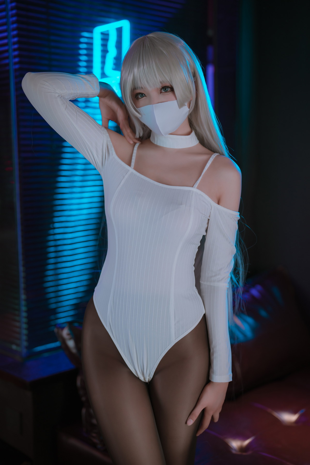 Xgyw.Net_网络美女轩萧学姐高开叉运动鞋主题性感白色高叉连体衣配超薄黑丝诱惑写真68P