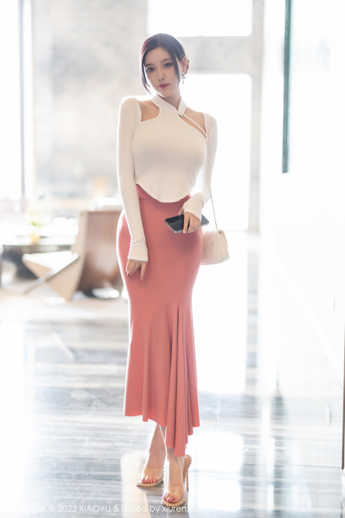 Xgyw.Net_[XiaoYu画语界]Vol.965_女神杨晨晨Yome白色上衣配淡红长裙露吊坠内衣完美诱惑写真91P