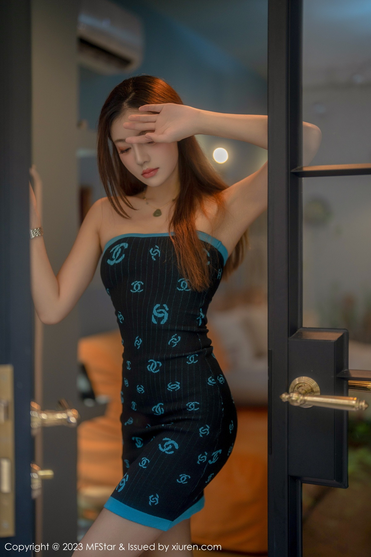 Xgyw.Net_[MFStar模范学院]Vol.586_新人模特加朵babe深色露肩连衣短裙秀魔鬼般凹凸身材诱惑写真73P