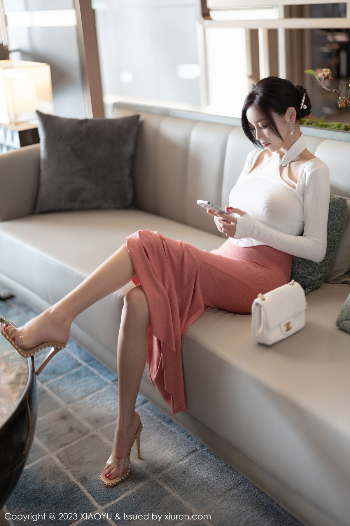 Xgyw.Net_[XiaoYu画语界]Vol.965_女神杨晨晨Yome白色上衣配淡红长裙露吊坠内衣完美诱惑写真91P