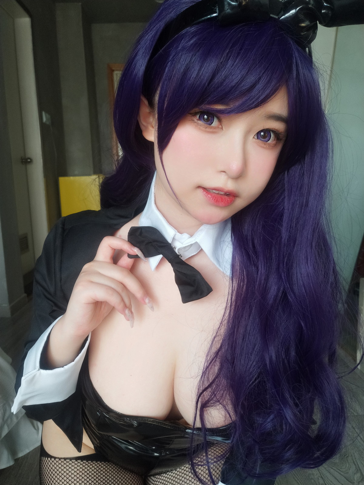 Xgyw.Net_Coser妹子女主K海梦兔女郎主题性感黑色低胸内衣配黑丝网袜秀豪乳翘臀诱惑写真52P