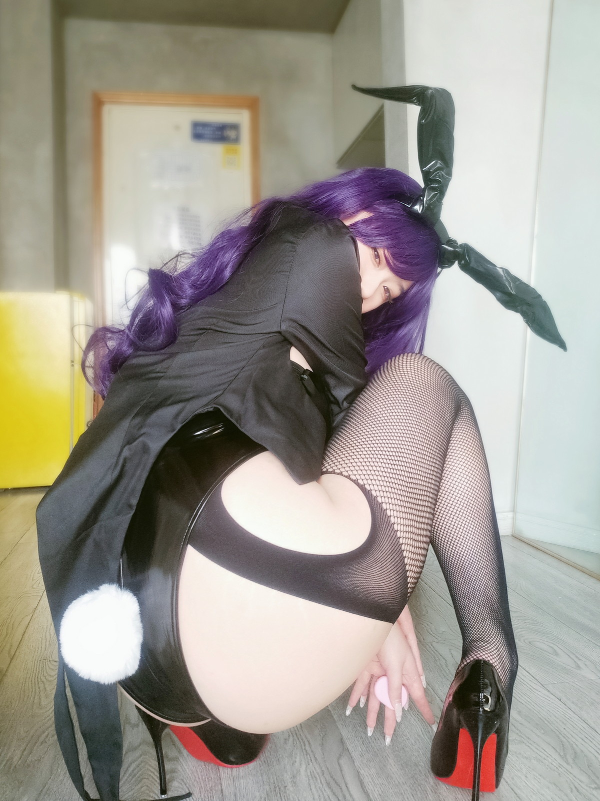Xgyw.Net_Coser妹子女主K海梦兔女郎主题性感黑色低胸内衣配黑丝网袜秀豪乳翘臀诱惑写真52P