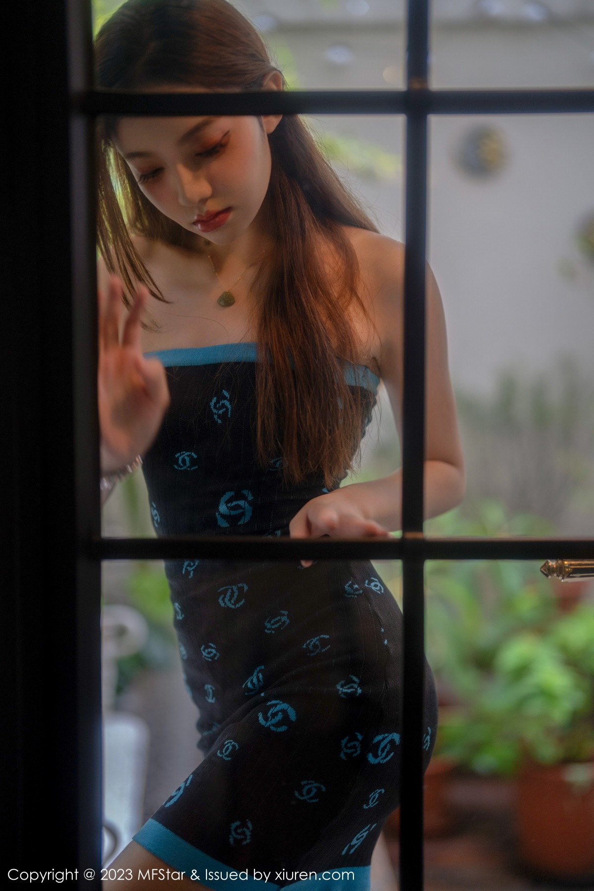 Xgyw.Net_[MFStar模范学院]Vol.586_新人模特加朵babe深色露肩连衣短裙秀魔鬼般凹凸身材诱惑写真73P