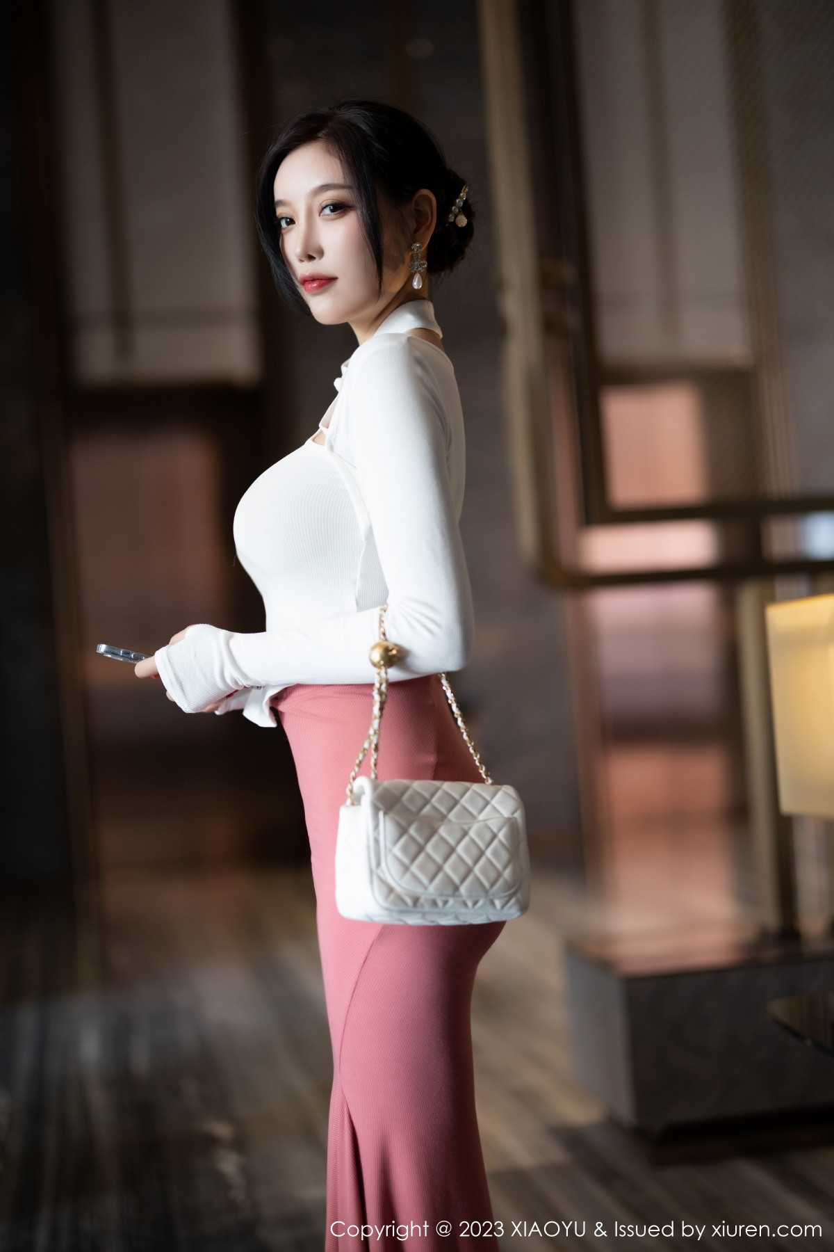 Xgyw.Net_[XiaoYu画语界]Vol.965_女神杨晨晨Yome白色上衣配淡红长裙露吊坠内衣完美诱惑写真91P
