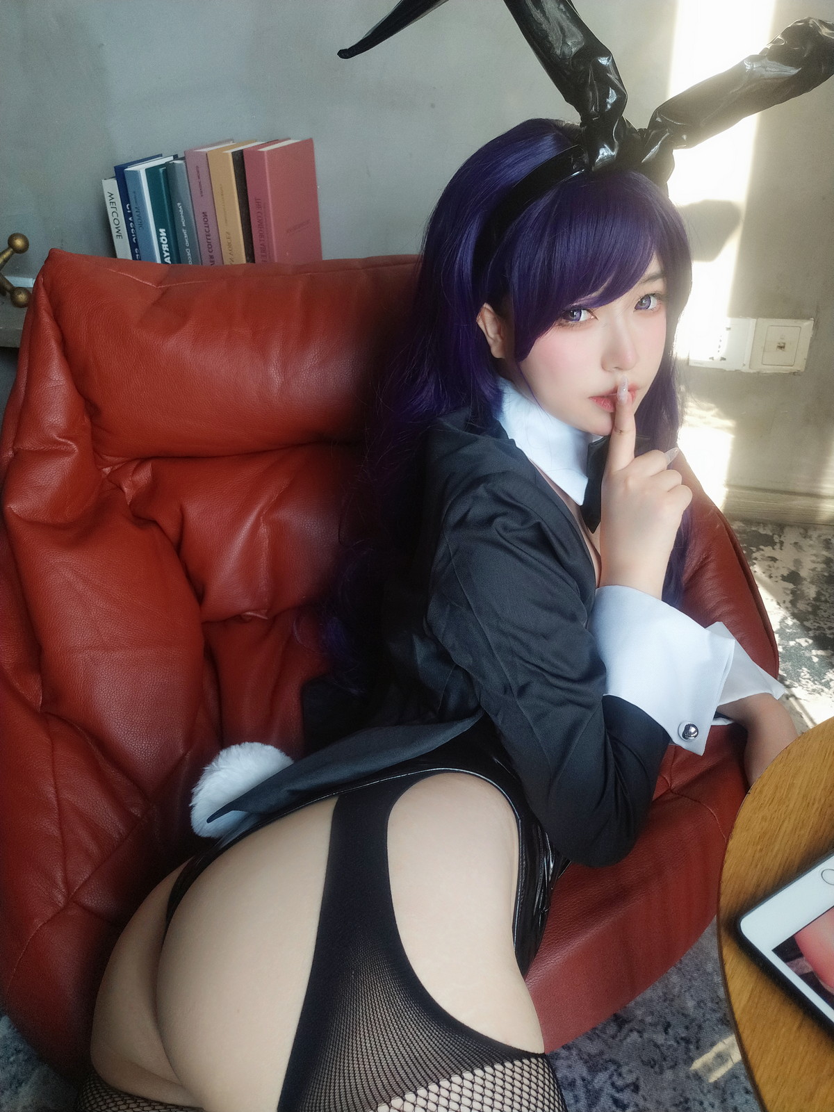 Xgyw.Net_Coser妹子女主K海梦兔女郎主题性感黑色低胸内衣配黑丝网袜秀豪乳翘臀诱惑写真52P