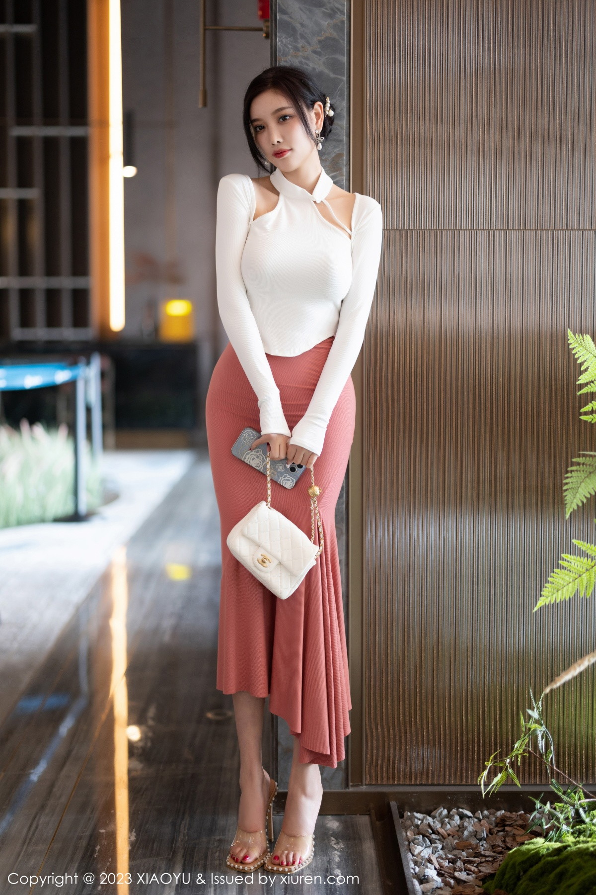 Xgyw.Net_[XiaoYu画语界]Vol.965_女神杨晨晨Yome白色上衣配淡红长裙露吊坠内衣完美诱惑写真91P