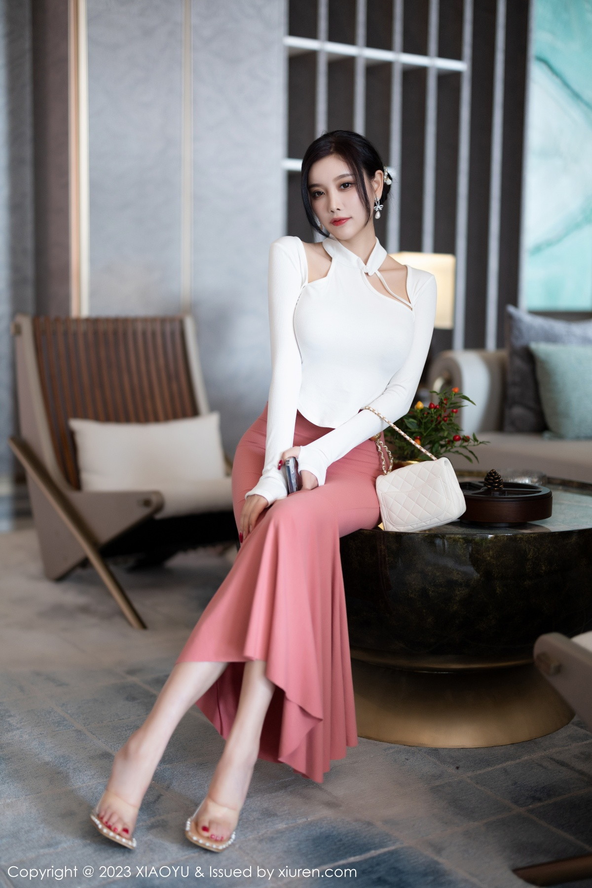 Xgyw.Net_[XiaoYu画语界]Vol.965_女神杨晨晨Yome白色上衣配淡红长裙露吊坠内衣完美诱惑写真91P