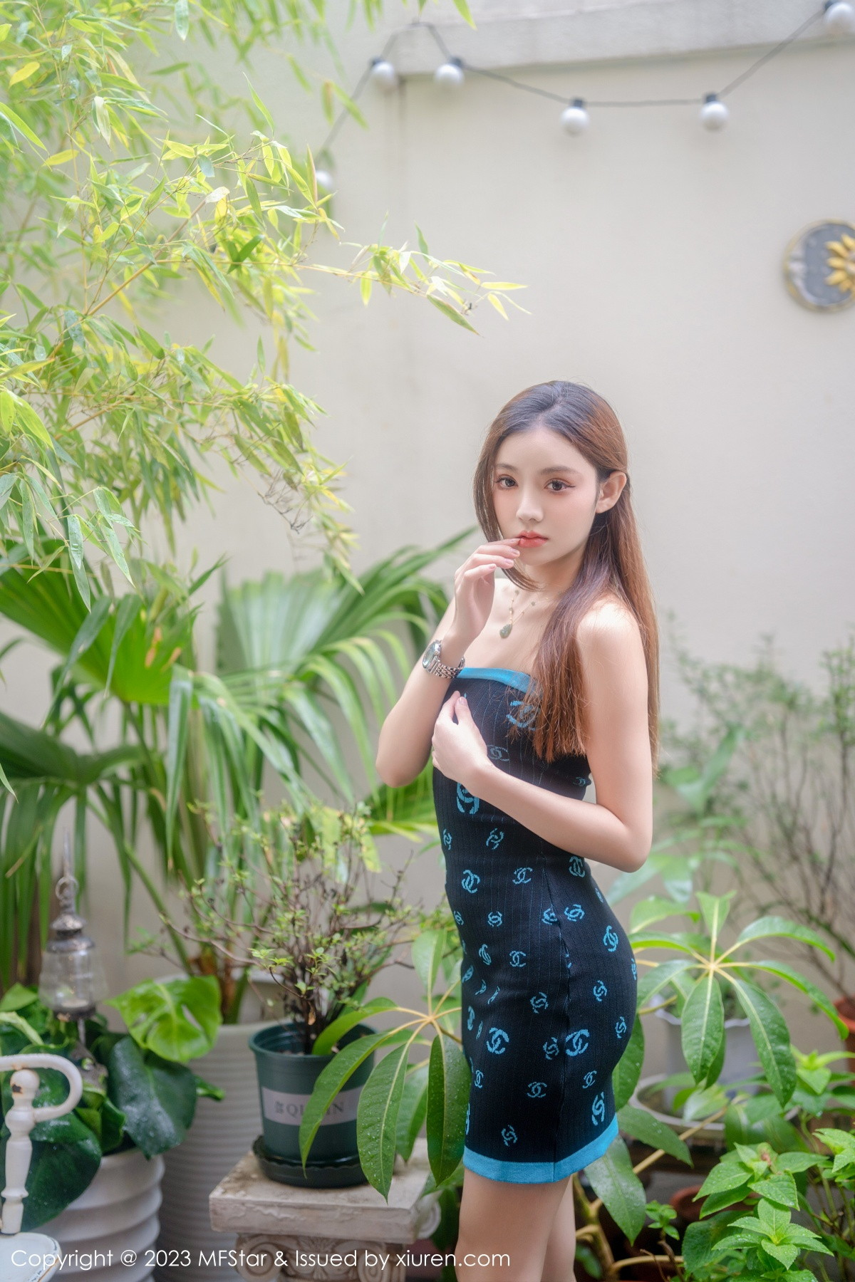 Xgyw.Net_[MFStar模范学院]Vol.586_新人模特加朵babe深色露肩连衣短裙秀魔鬼般凹凸身材诱惑写真73P