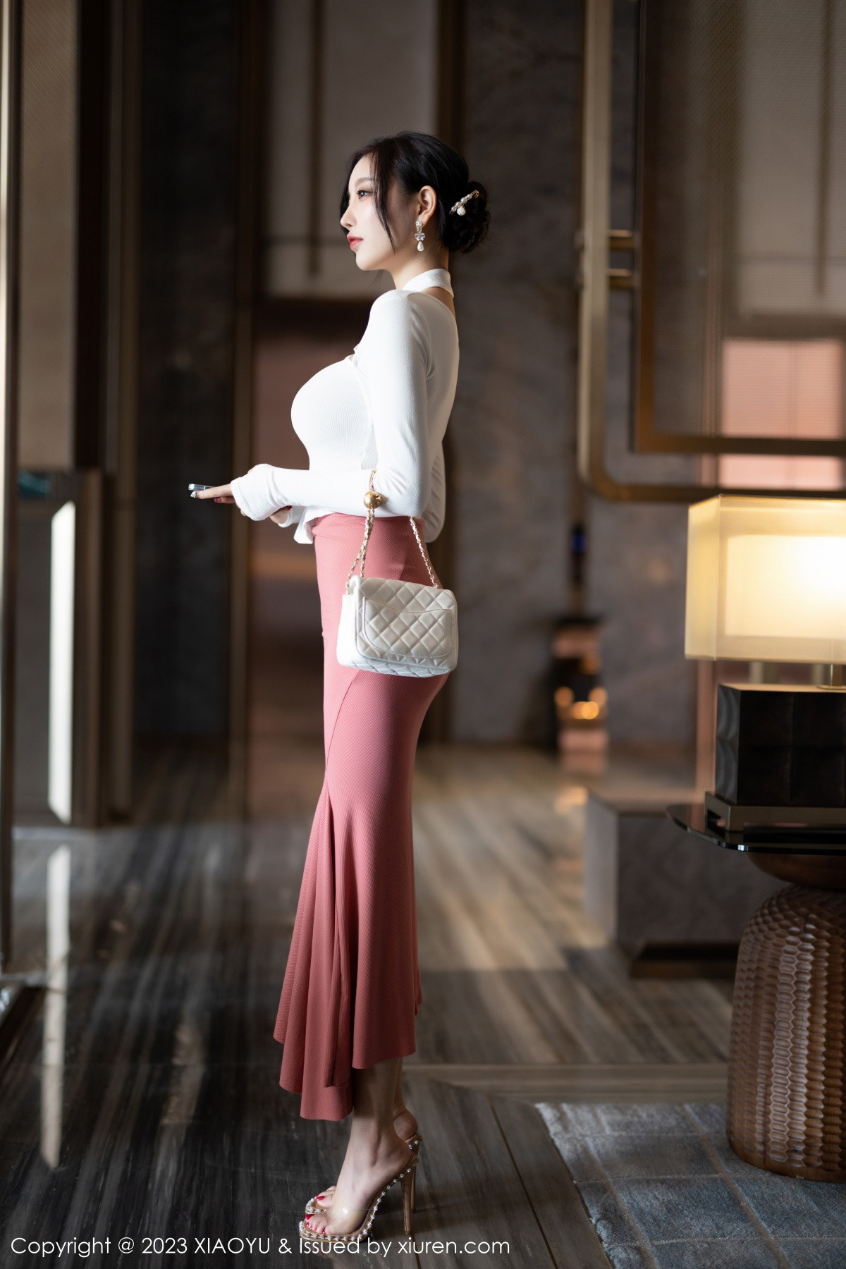 Xgyw.Net_[XiaoYu画语界]Vol.965_女神杨晨晨Yome白色上衣配淡红长裙露吊坠内衣完美诱惑写真91P