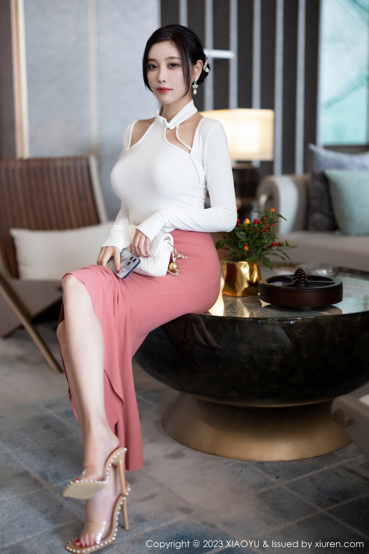 Xgyw.Net_[XiaoYu画语界]Vol.965_女神杨晨晨Yome白色上衣配淡红长裙露吊坠内衣完美诱惑写真91P