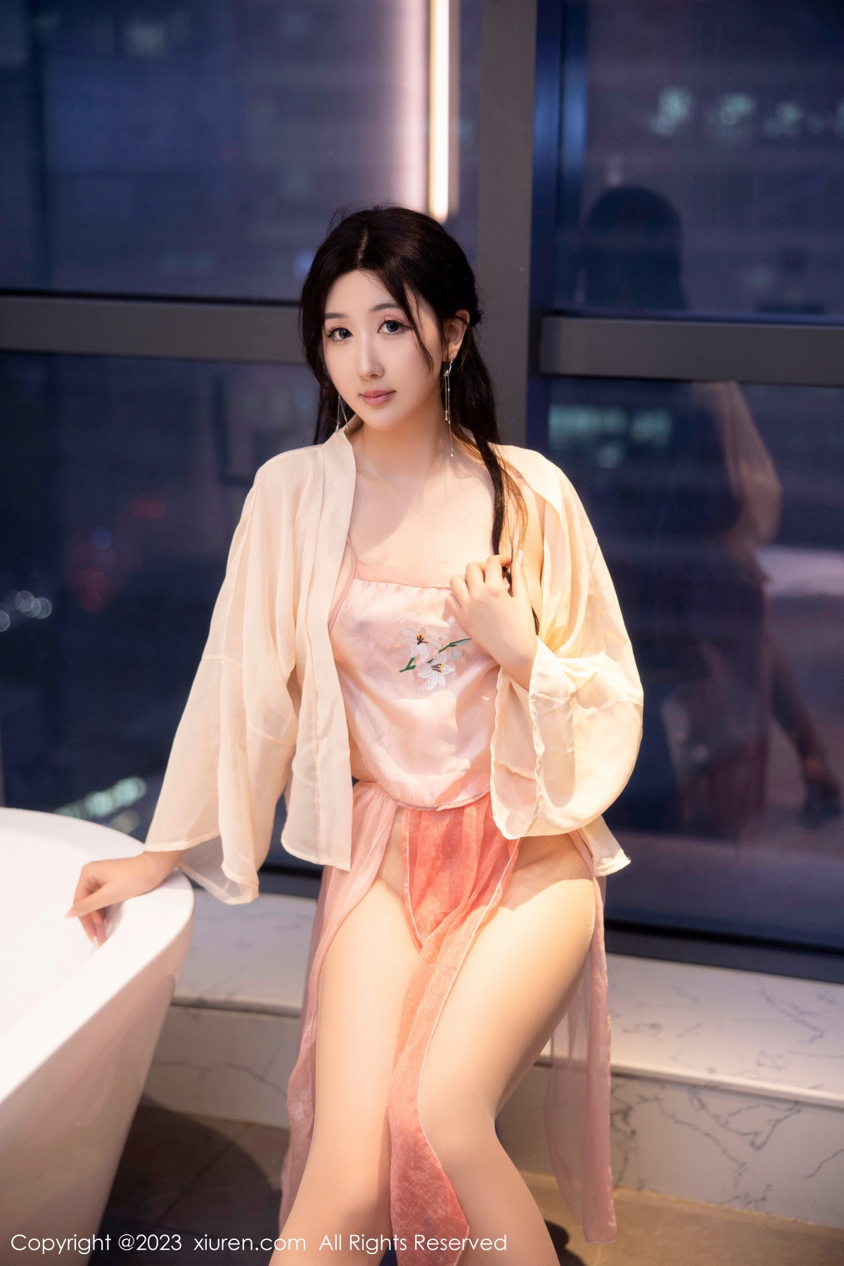 Xgyw.Net_XiuRen第6262期_模特江真真浴室场景橙色古装服饰秀圆润丰腴身材惹火诱惑写真70P
