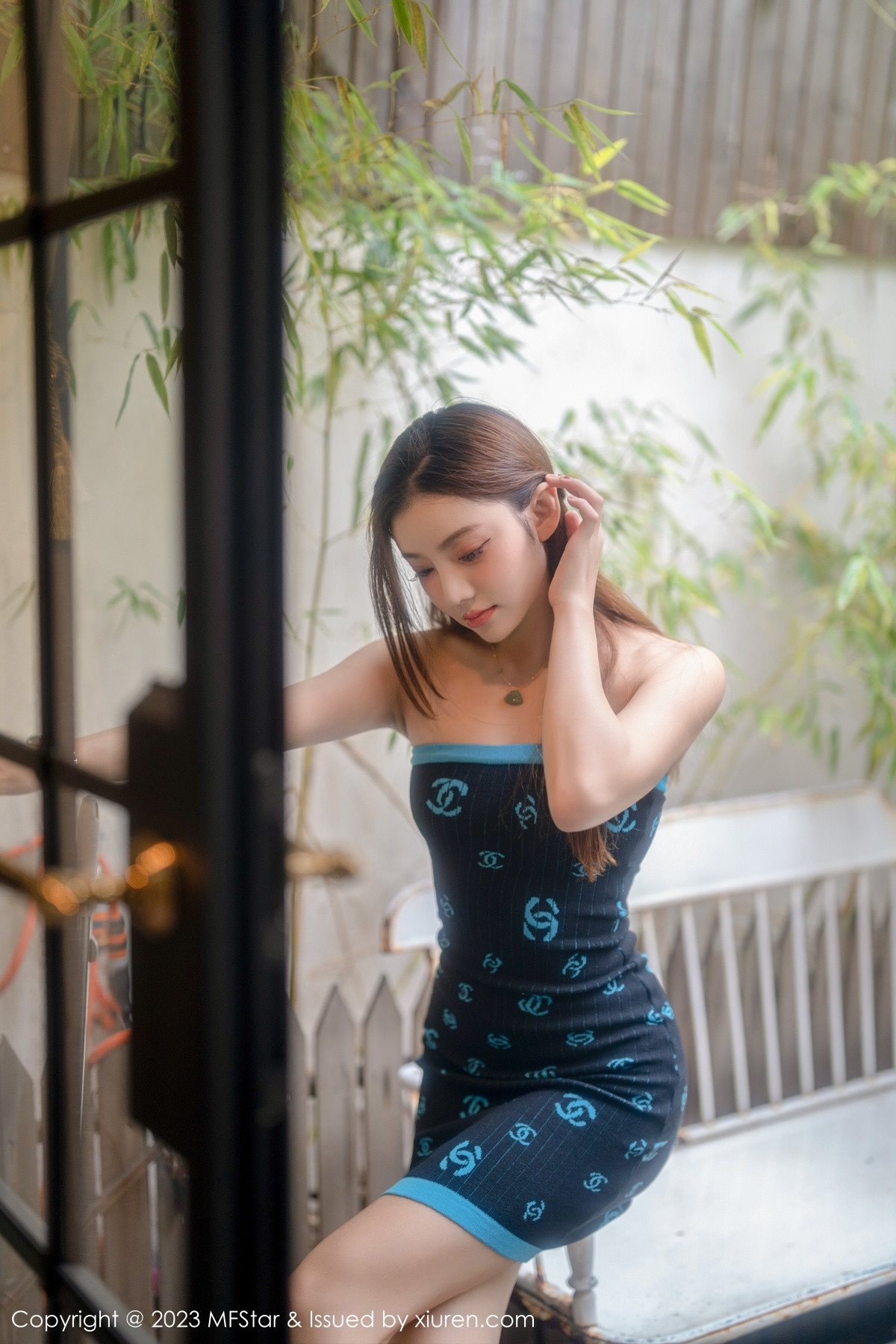 Xgyw.Net_[MFStar模范学院]Vol.586_新人模特加朵babe深色露肩连衣短裙秀魔鬼般凹凸身材诱惑写真73P
