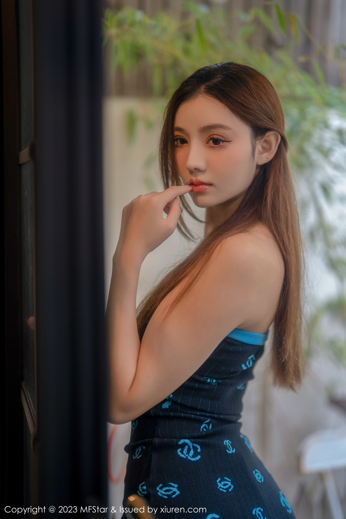 Xgyw.Net_[MFStar模范学院]Vol.586_新人模特加朵babe深色露肩连衣短裙秀魔鬼般凹凸身材诱惑写真73P