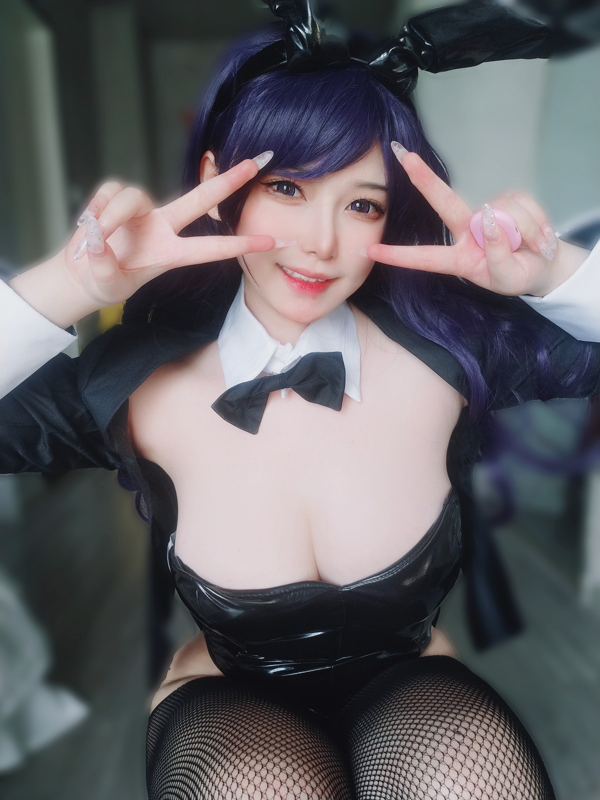 Xgyw.Net_Coser妹子女主K海梦兔女郎主题性感黑色低胸内衣配黑丝网袜秀豪乳翘臀诱惑写真52P