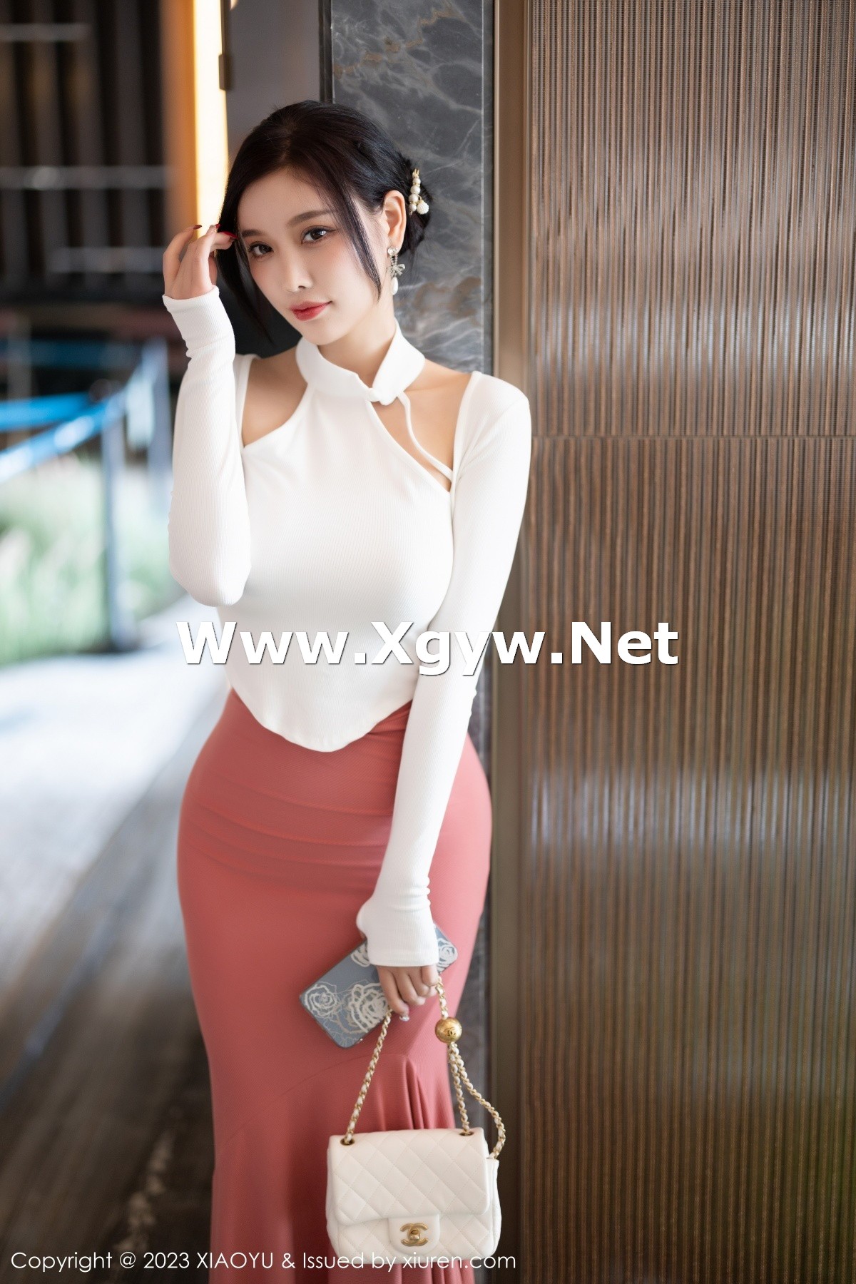 Xgyw.Net_[XiaoYu画语界]Vol.965_女神杨晨晨Yome白色上衣配淡红长裙露吊坠内衣完美诱惑写真91P