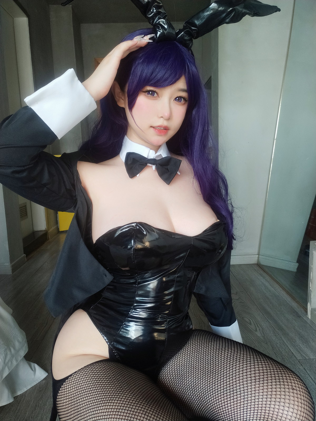 Xgyw.Net_Coser妹子女主K海梦兔女郎主题性感黑色低胸内衣配黑丝网袜秀豪乳翘臀诱惑写真52P