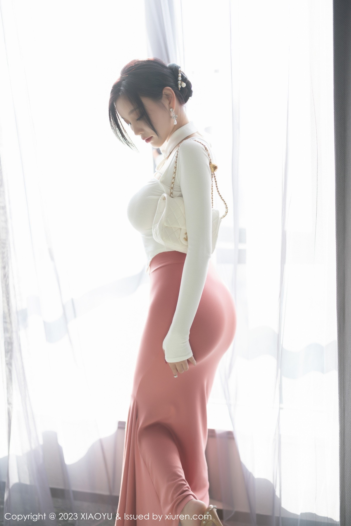 Xgyw.Net_[XiaoYu画语界]Vol.965_女神杨晨晨Yome白色上衣配淡红长裙露吊坠内衣完美诱惑写真91P