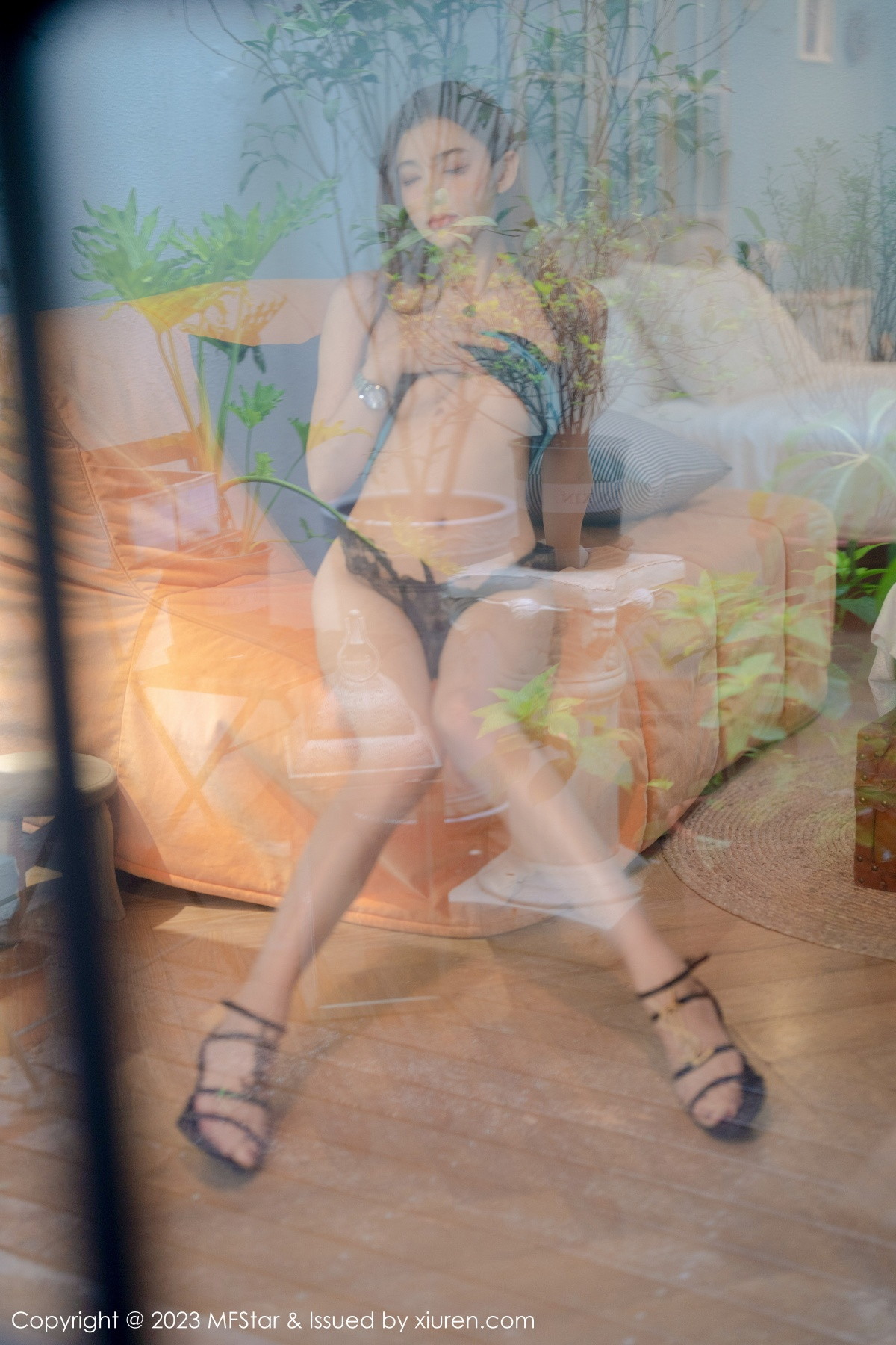 Xgyw.Net_[MFStar模范学院]Vol.586_新人模特加朵babe深色露肩连衣短裙秀魔鬼般凹凸身材诱惑写真73P