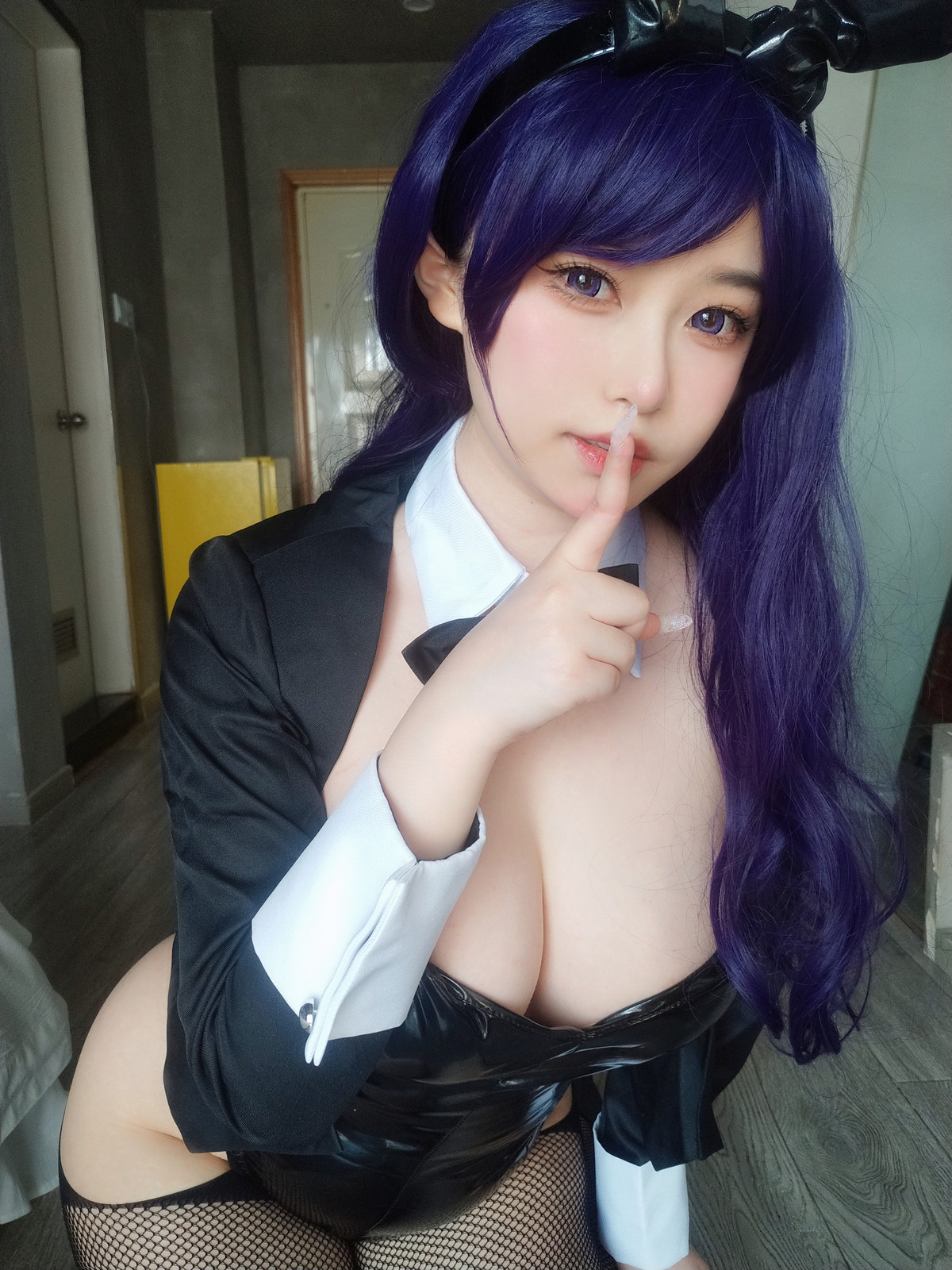 Xgyw.Net_Coser妹子女主K海梦兔女郎主题性感黑色低胸内衣配黑丝网袜秀豪乳翘臀诱惑写真52P
