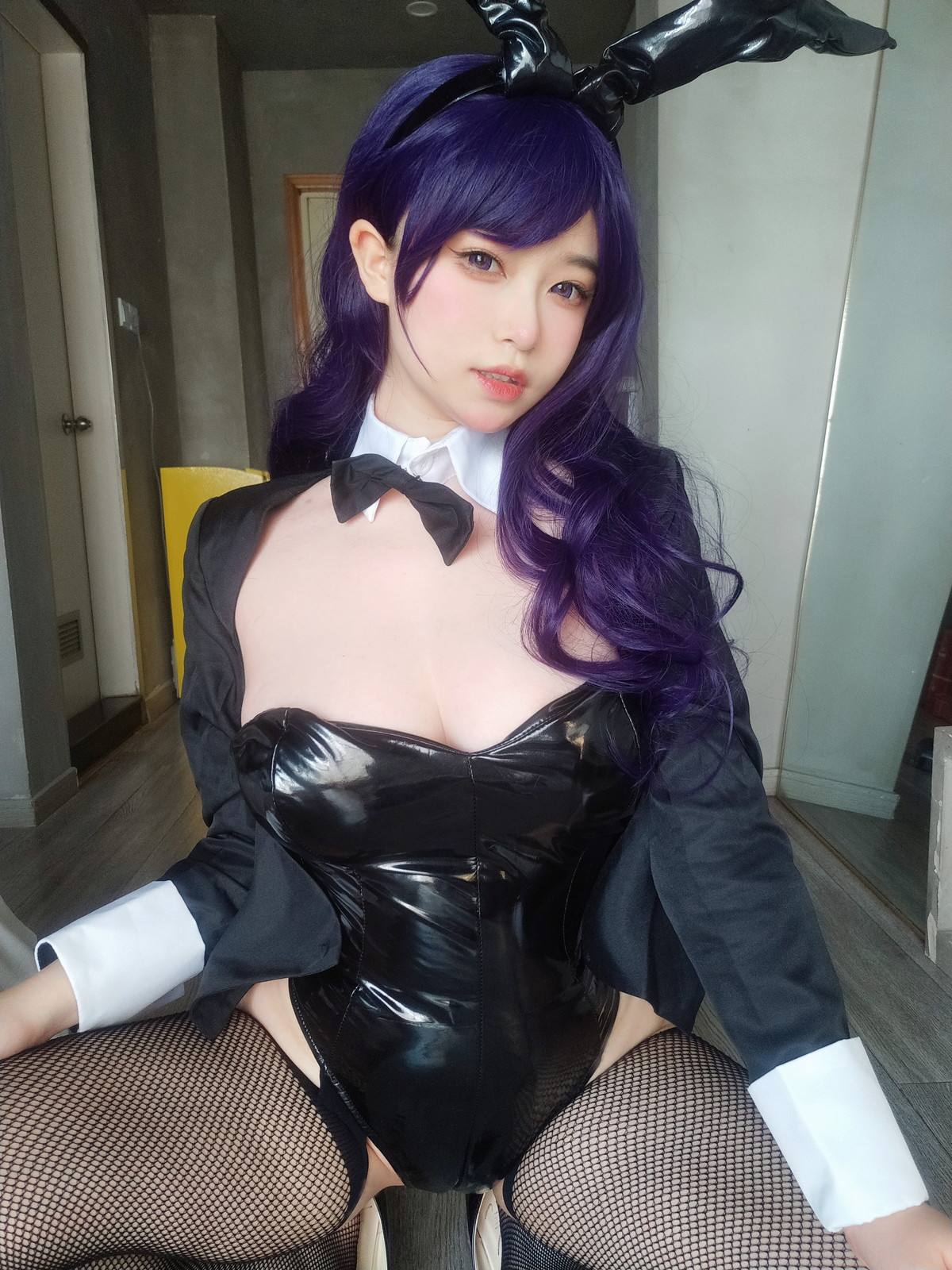 Xgyw.Net_Coser妹子女主K海梦兔女郎主题性感黑色低胸内衣配黑丝网袜秀豪乳翘臀诱惑写真52P