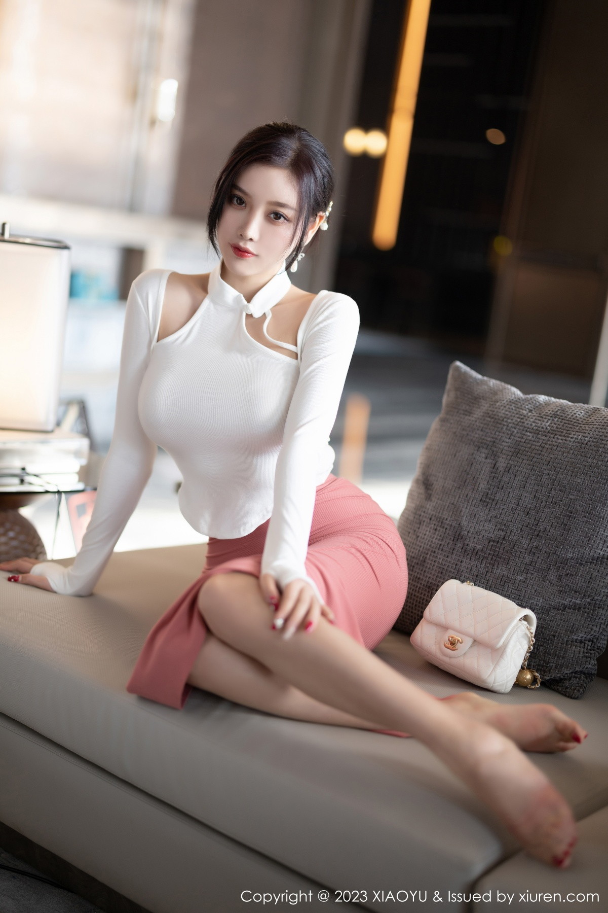 Xgyw.Net_[XiaoYu画语界]Vol.965_女神杨晨晨Yome白色上衣配淡红长裙露吊坠内衣完美诱惑写真91P