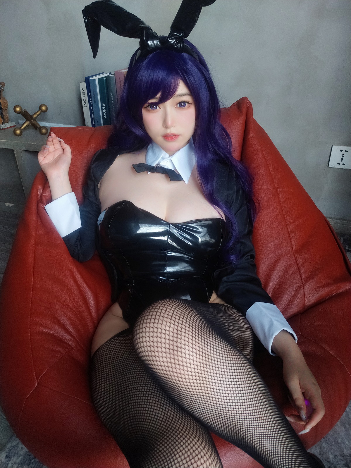 Xgyw.Net_Coser妹子女主K海梦兔女郎主题性感黑色低胸内衣配黑丝网袜秀豪乳翘臀诱惑写真52P