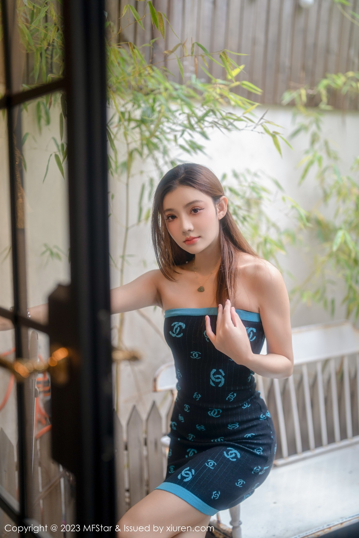 Xgyw.Net_[MFStar模范学院]Vol.586_新人模特加朵babe深色露肩连衣短裙秀魔鬼般凹凸身材诱惑写真73P