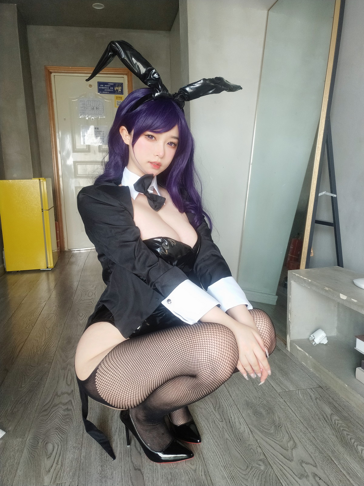 Xgyw.Net_Coser妹子女主K海梦兔女郎主题性感黑色低胸内衣配黑丝网袜秀豪乳翘臀诱惑写真52P