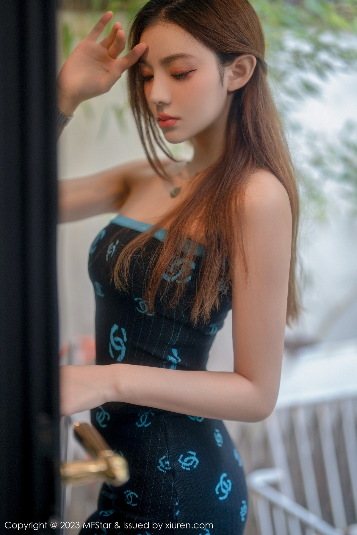 Xgyw.Net_[MFStar模范学院]Vol.586_新人模特加朵babe深色露肩连衣短裙秀魔鬼般凹凸身材诱惑写真73P