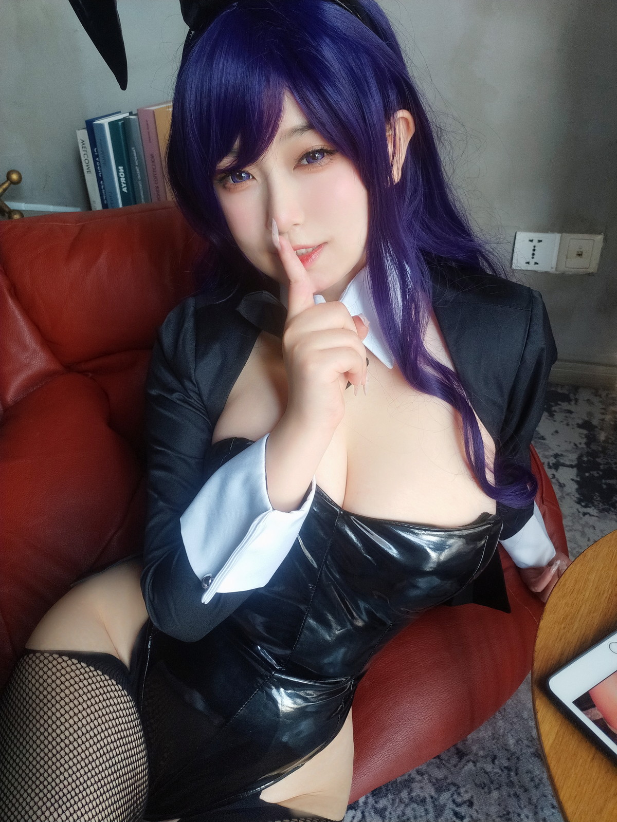 Xgyw.Net_Coser妹子女主K海梦兔女郎主题性感黑色低胸内衣配黑丝网袜秀豪乳翘臀诱惑写真52P
