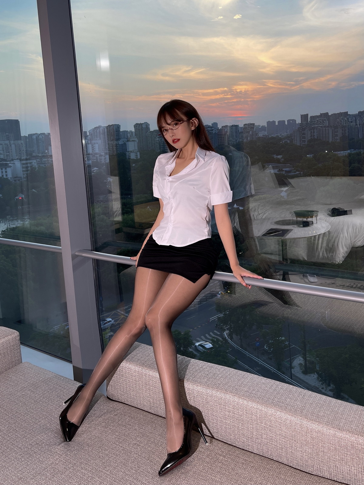 Xgyw.Net_秀人模特张思允Nice油亮黑丝制服主题性感白T配黑短裙露闪亮黑丝诱惑写真32P