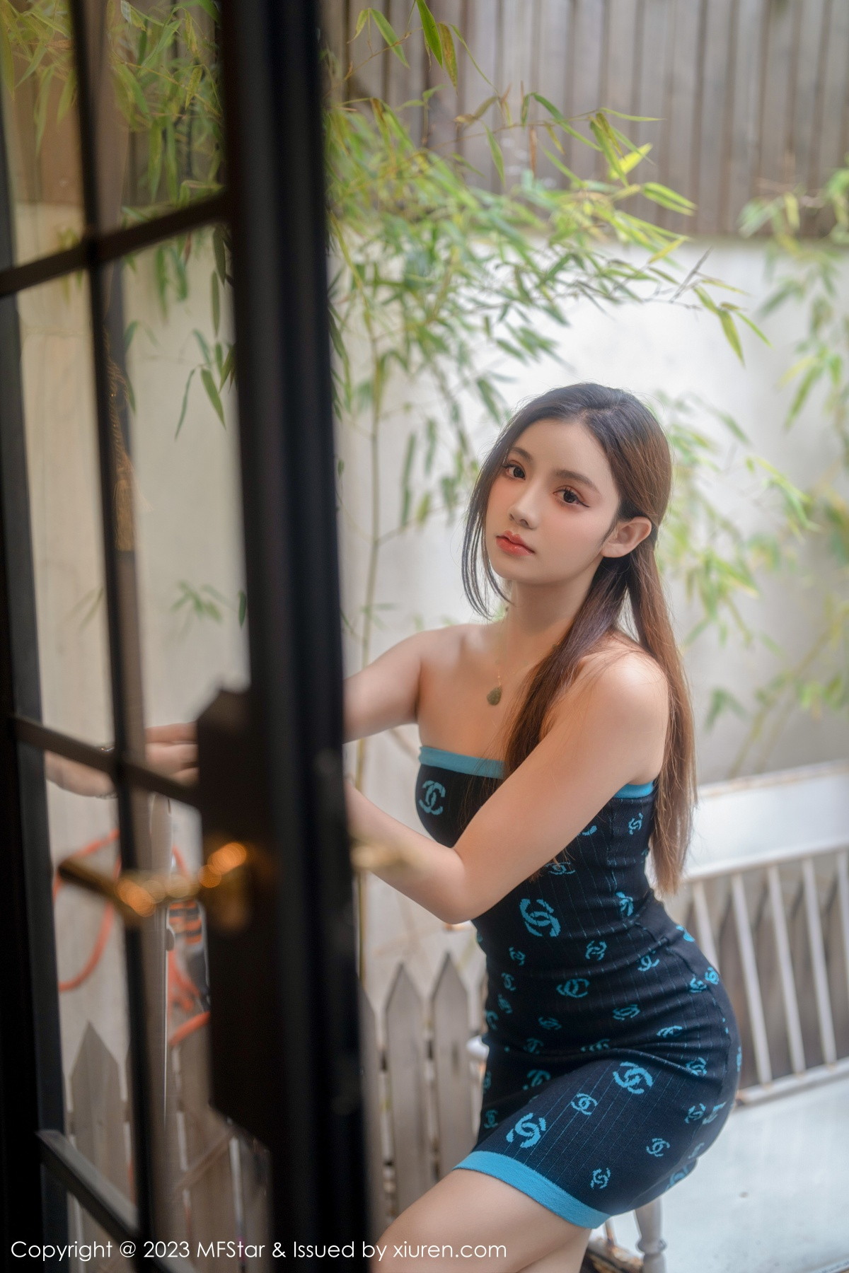 Xgyw.Net_[MFStar模范学院]Vol.586_新人模特加朵babe深色露肩连衣短裙秀魔鬼般凹凸身材诱惑写真73P