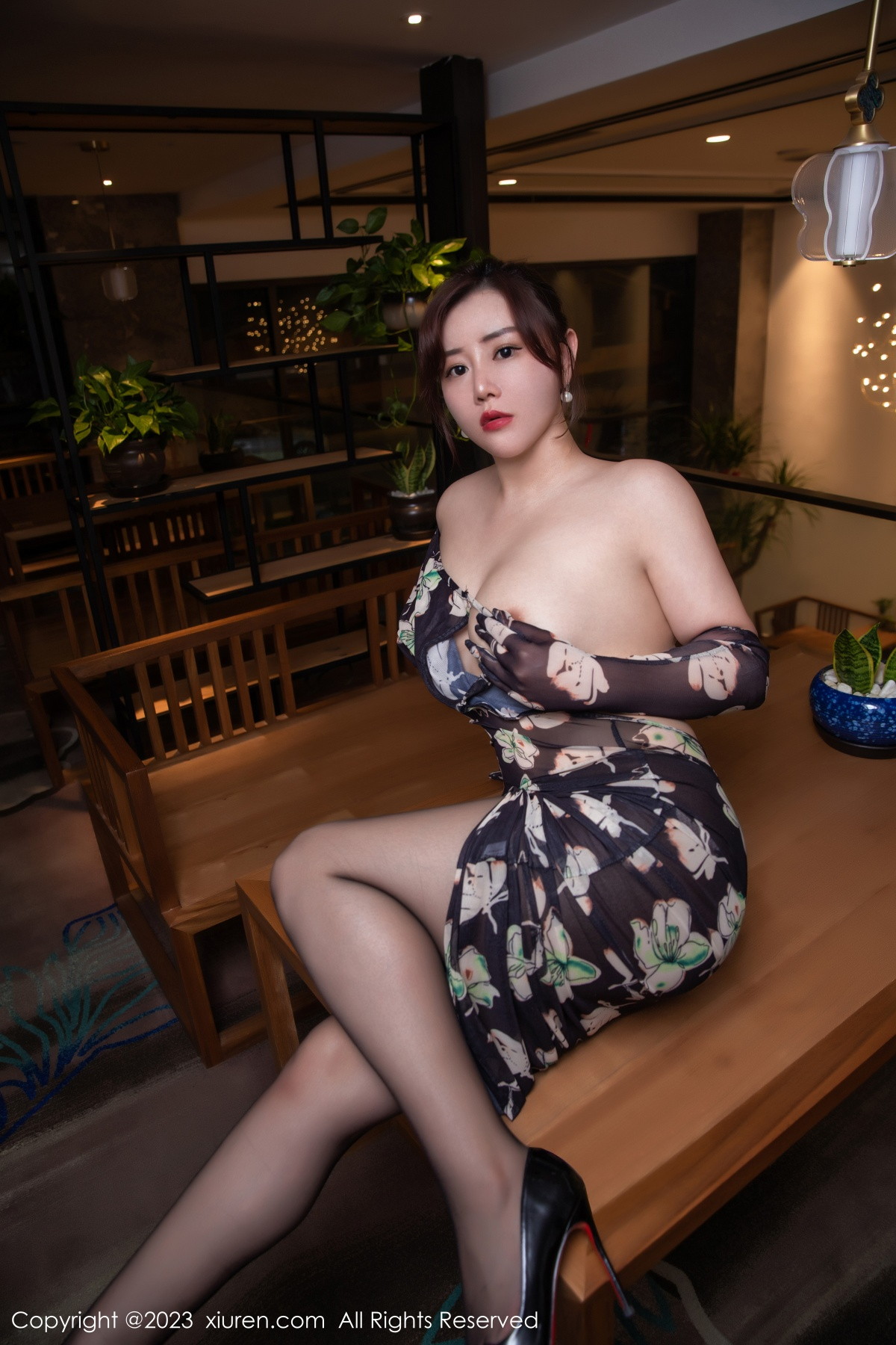 Xgyw.Net_XiuRen第6266期_模特文芮jeninfer性感黑色皮质服配超薄黑丝秀完美身材诱惑写真61P