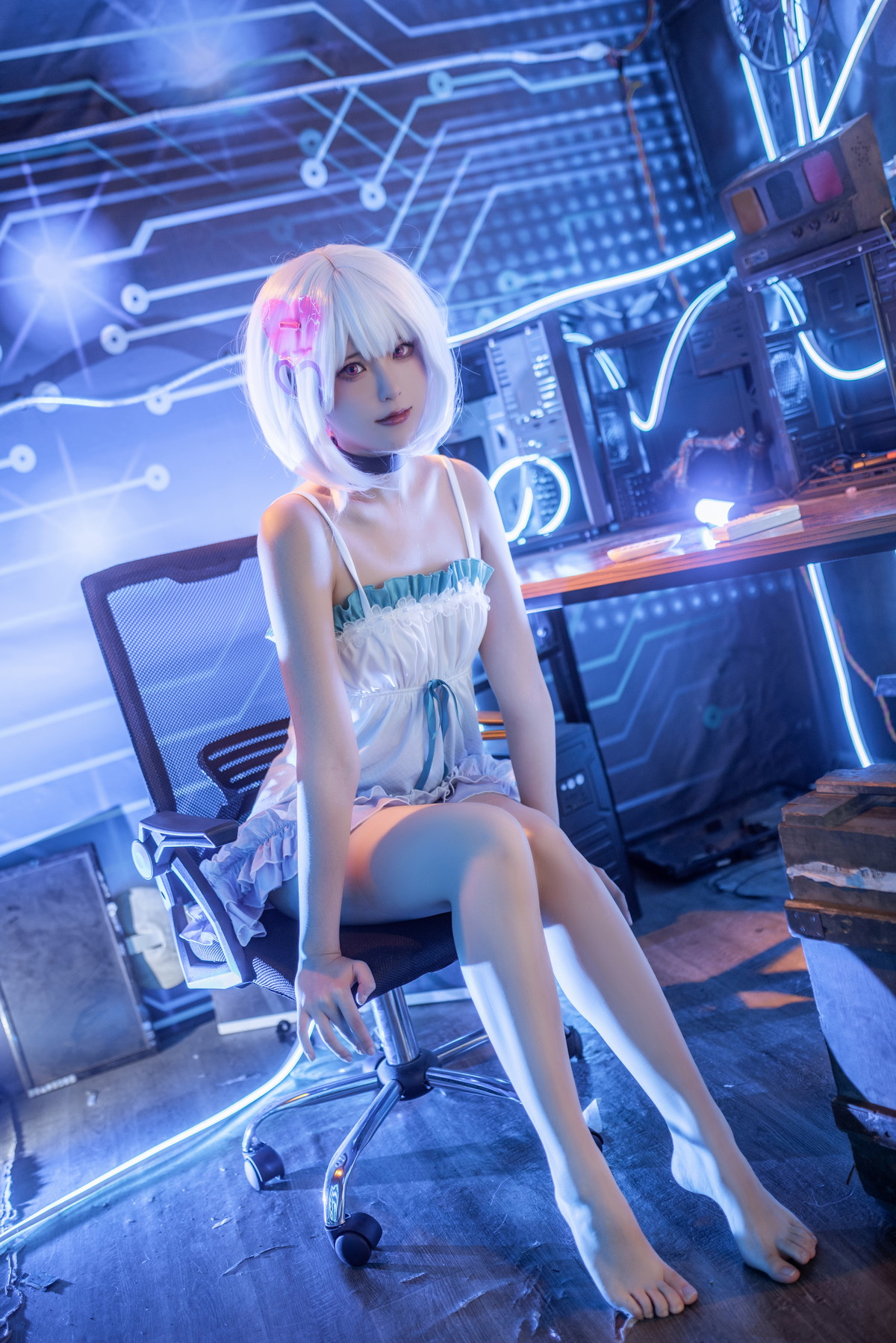 Xgyw.Net_网络美女rioko凉凉子圣诞兔女郞主题性感红色低胸兔女郎装配白丝吊袜诱惑写真30P