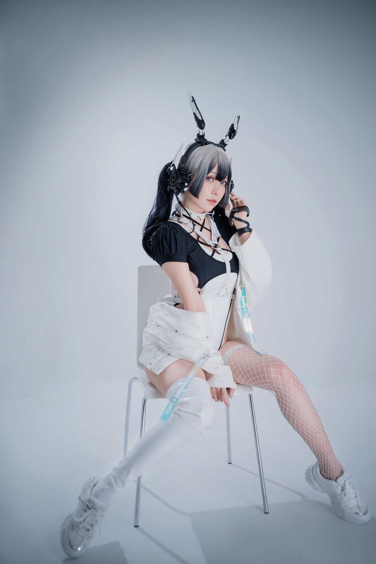 Xgyw.Net_Coser妹子Ely_eee-CyberGirl Blanche主题私房性感高叉连体衣秀翘臀美腿诱惑写真42P