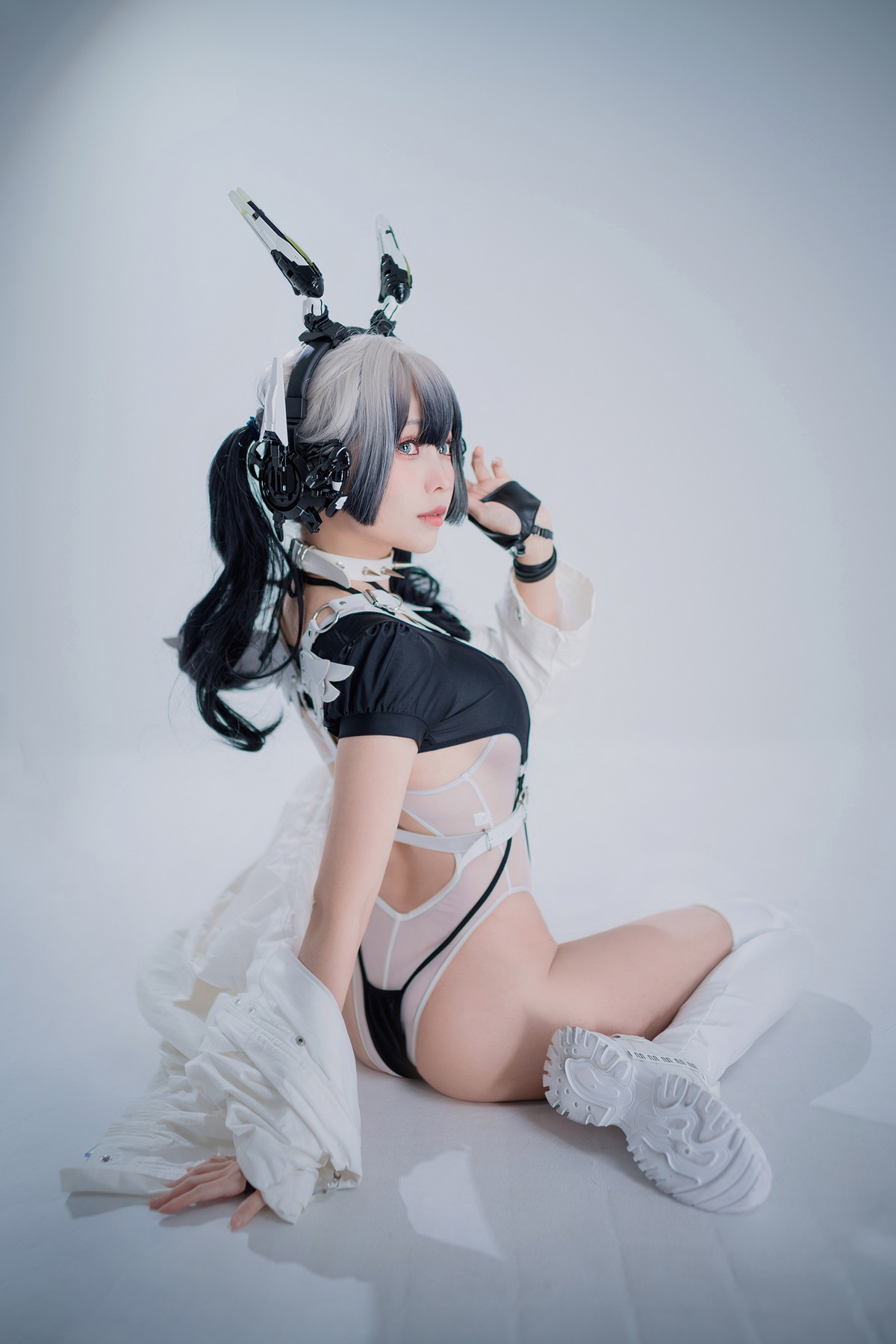 Xgyw.Net_Coser妹子Ely_eee-CyberGirl Blanche主题私房性感高叉连体衣秀翘臀美腿诱惑写真42P
