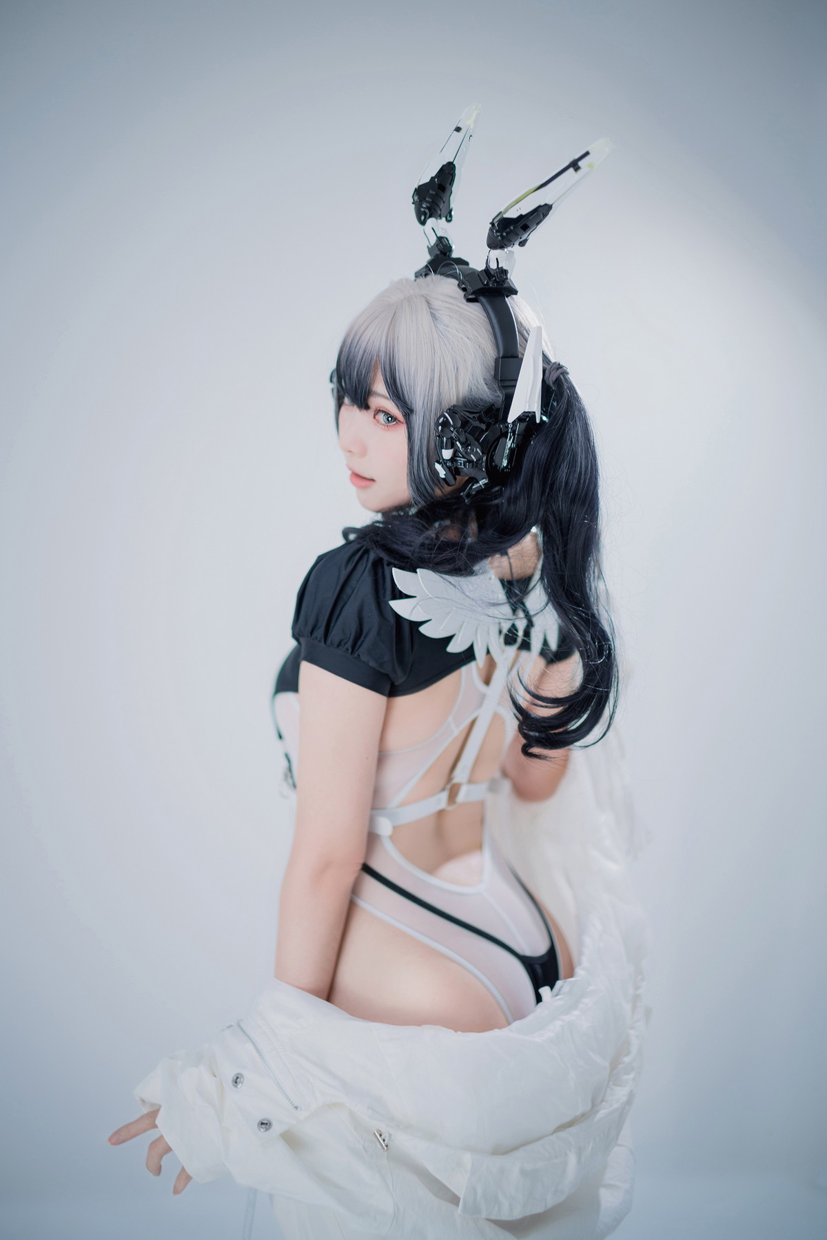 Xgyw.Net_Coser妹子Ely_eee-CyberGirl Blanche主题私房性感高叉连体衣秀翘臀美腿诱惑写真42P