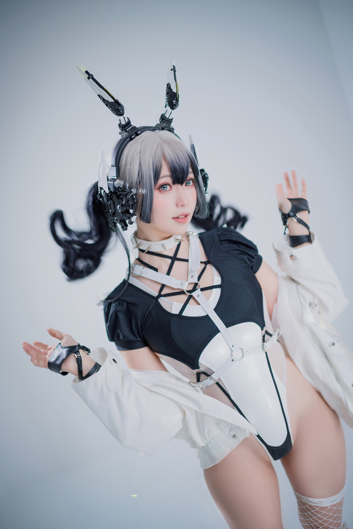 Xgyw.Net_Coser妹子Ely_eee-CyberGirl Blanche主题私房性感高叉连体衣秀翘臀美腿诱惑写真42P