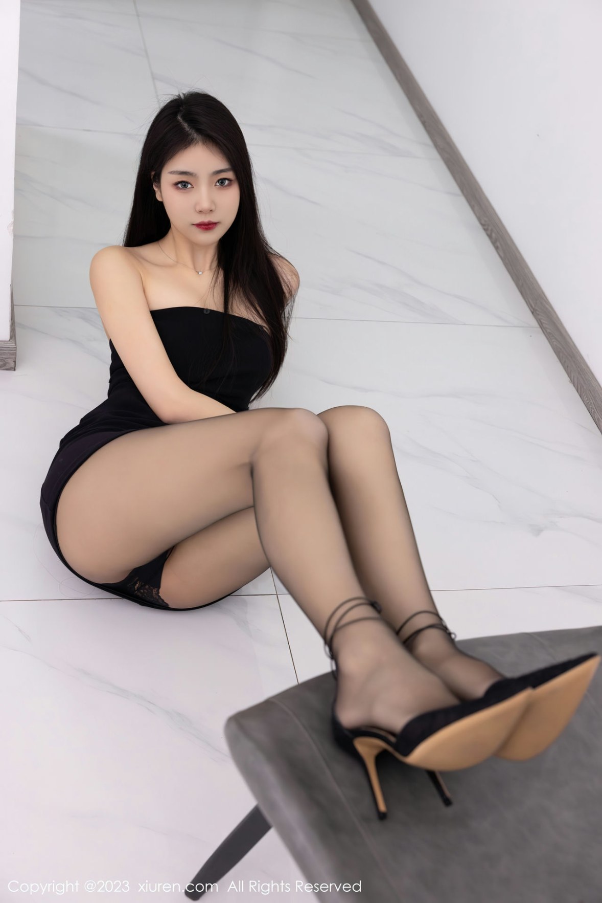 Xgyw.Net_XiuRen第6275期_模特可乐Vicky黑色露肩连衣短裙配超薄黑丝秀苗条身材性感写真60P