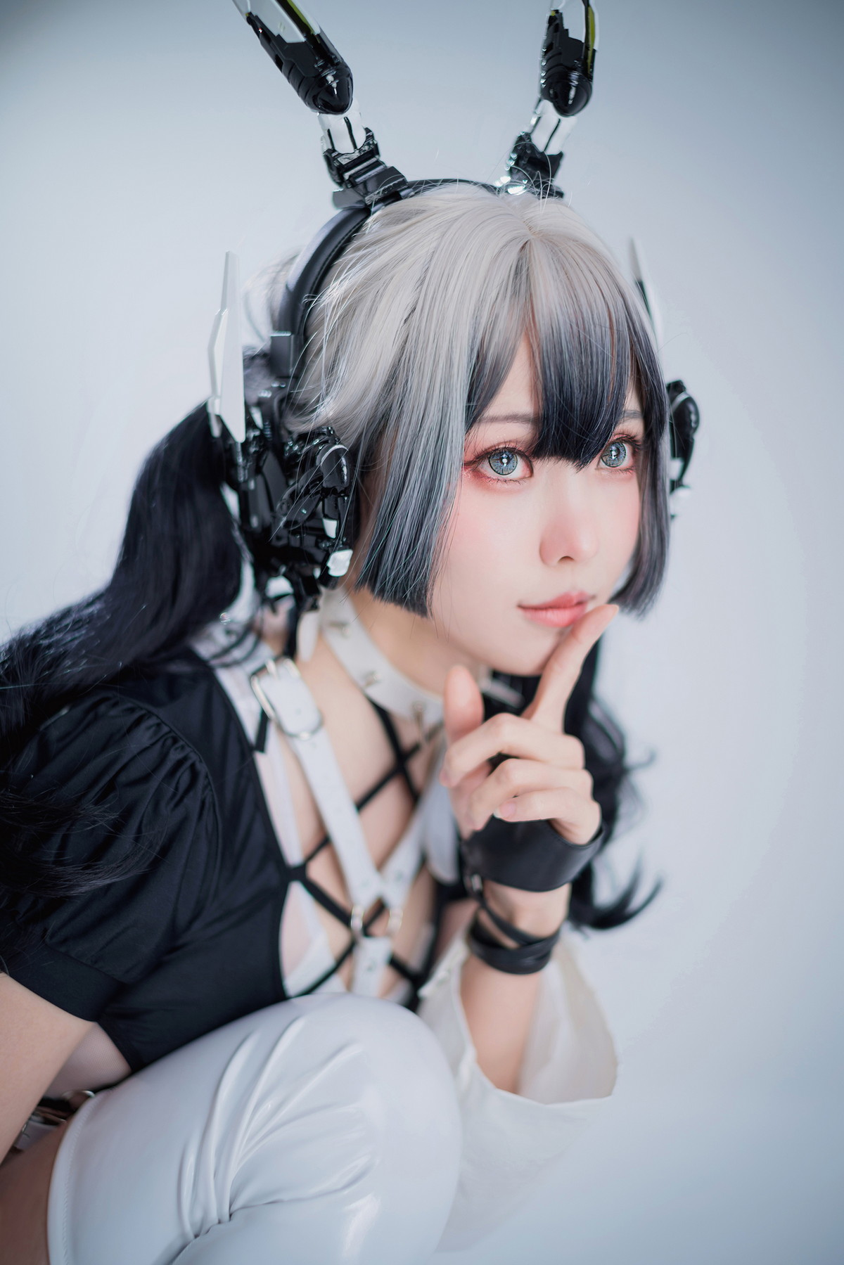Xgyw.Net_Coser妹子Ely_eee-CyberGirl Blanche主题私房性感高叉连体衣秀翘臀美腿诱惑写真42P